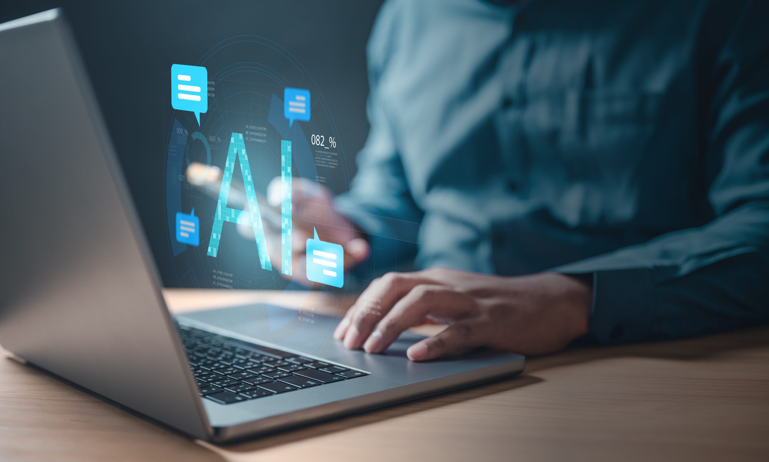 Person framför dator som använder AI