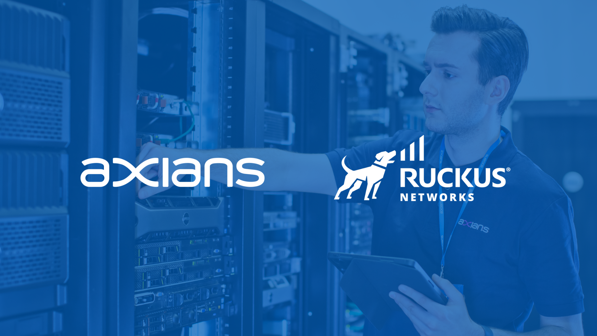 Tekniker arbetar i serverrack med surfplatta. Axians- och RUCKUS‑logotyper överlagrade.